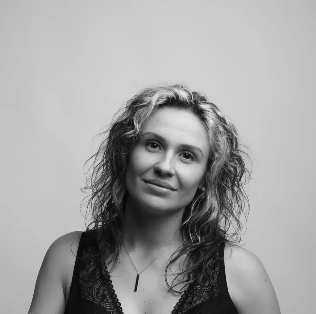 Portrait d’Amandine Debs, Maître Artisan Coiffeur, experte des extensions à la kératine