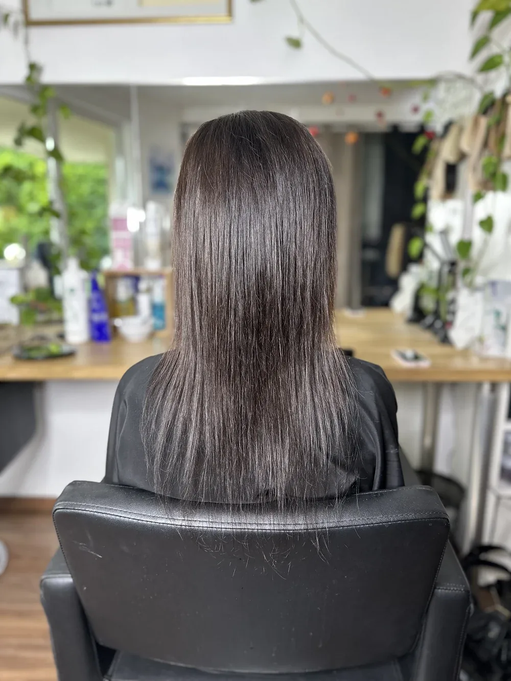 Chevelure brune observée avant une pose d’extensions à la kératine, vue de dos