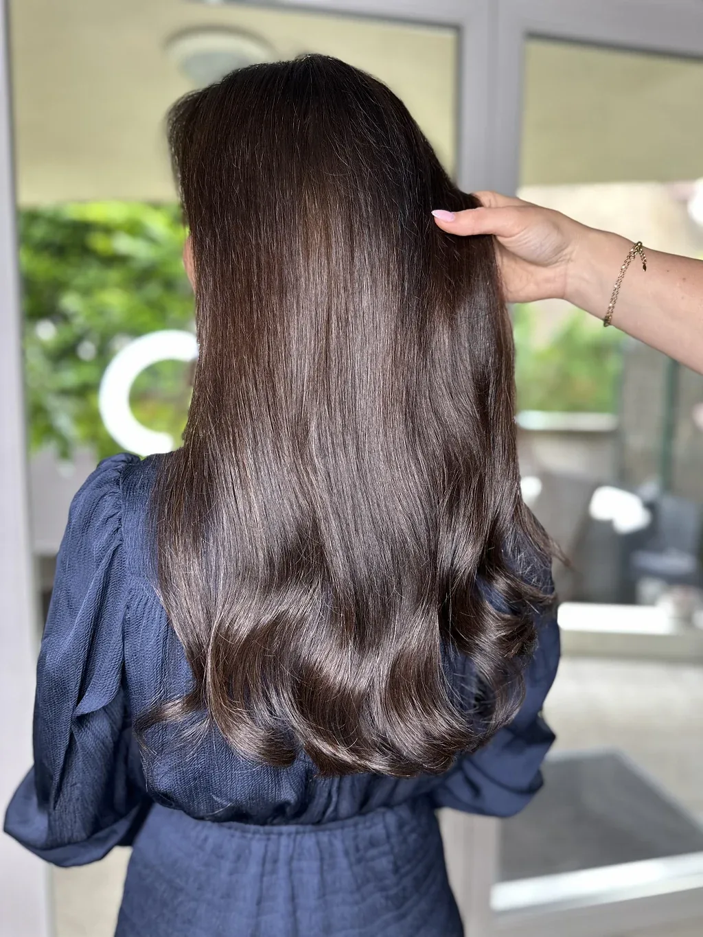 Extensions à la kératine brunes ondulées, longueur et fondu vus de dos