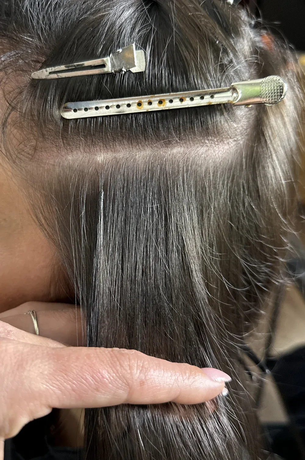 Séparation des cheveux avant fixation d’une mèche à la kératine